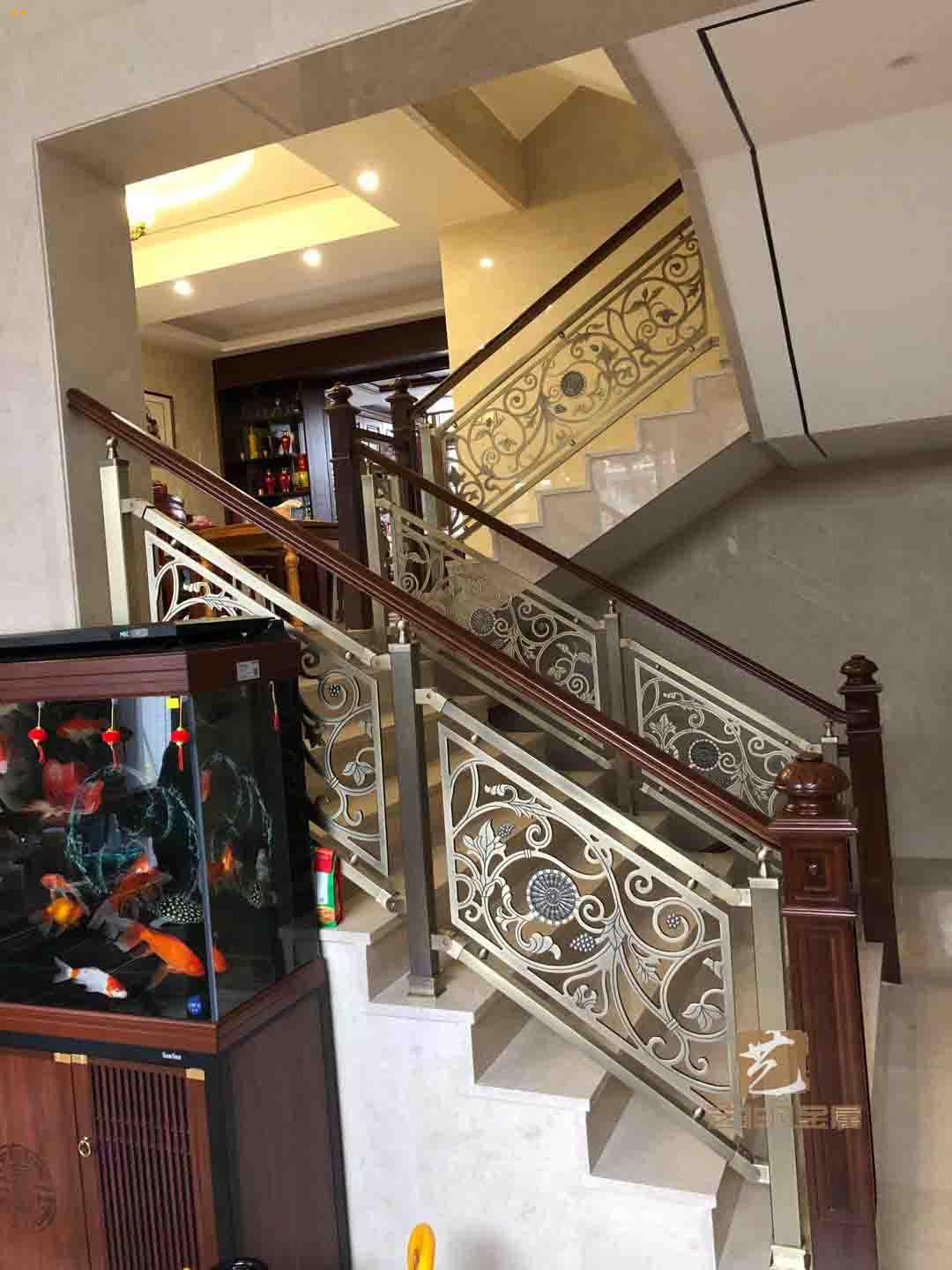 江西抚州别墅楼梯栏杆楼梯护栏色彩层次与艺术相衬