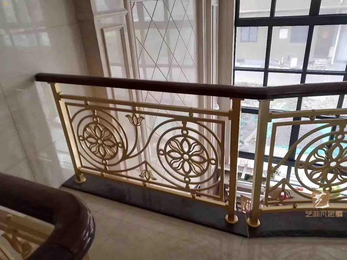 广西玉林欧式铜艺别墅楼梯扶手展现着奢雅的视觉美感
